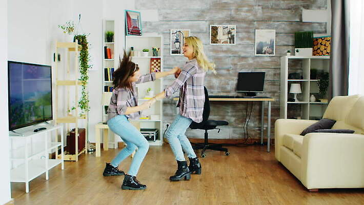 라이프스타일 딸 행복 어린이 2 장난 가족 엄마 아침 휴가 주택 함께함 사랑 미소 웃음 사람없음 10대 파티 점프 기쁨 침실 방 침대 춤 T 4K MOV 해외동영상 클립영상 주간 알파벳 감정 가구 컨셉 관계 모션 청소년 문화예술 표정 사람 이벤트 건물 생활 동영상 파일형식