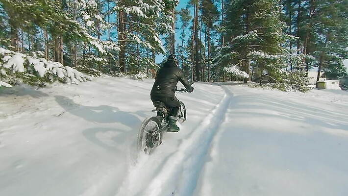 남자 스포츠 겨울 모션 한명 야외 자전거 힘 운전 에너지 오토바이 승차 숲 헬멧 모터 라이더 바이크레이서 바이킹 베터리 산악자전거 MOV 해외동영상 슬로모션 클립영상 1 계절 촬영기법 사람 바이크 보호장비 동영상 파일형식