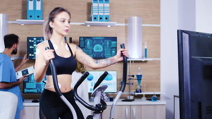 직업 과학 건강 병원 운동복 컴퓨터 달리기 운동 약 건강관리 스크린 모니터 장비 체험 센터 실험실 연습 측정 시설 하이테크 격려 달리기선수 4K MOV 해외동영상 클립영상 옷 감정 컨셉 의학 모션 기술 실험 관리 전자제품 육상선수 동영상 파일형식