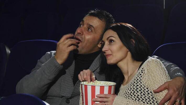 라이프스타일 커플 여자 남자 행복 결혼 데이트 관계 포옹 남편 휴식 함께함 사랑 사람 두명 기쁨 낭만 아내 날짜 영화관 먹기 필름 손목시계 영화 팝콘 주말 4K MOV 해외동영상 클립영상 감정 시계 컨셉 장신구 안기 모션 문화예술 이벤트 생활 극장 동영상 파일형식