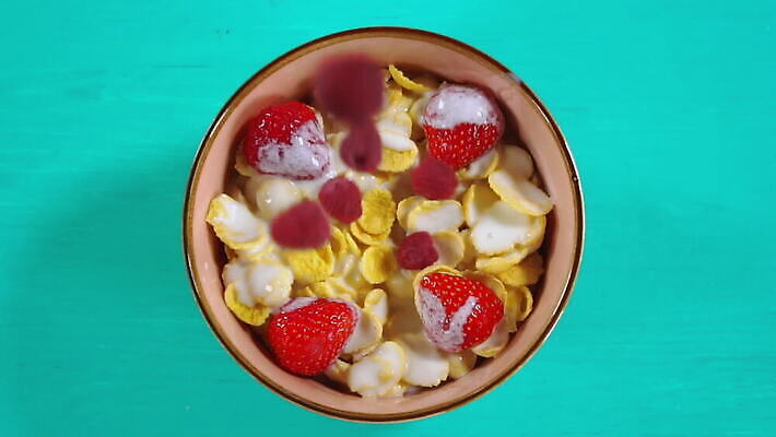 접시 열매 음식 조각 백그라운드 다이어트 부분 딸기 건강 요리 사람없음 컵 파란색 갈색 쌓기 주방 우유 신선 항아리 사발 붓기 떨어짐 아침식사 혼합 균형 시리얼 먹기 산딸기 서빙 요거트 건강식 내추럴 단백질 뮤즐리 배급 섞기 탄수화물 핸드메이드 MOV 해외동영상 슬로모션 클립영상 식물 식기 컬러 컨셉 과일 모션 유제품 촬영기법 식사 도자기 사기그릇 동영상 영양소 파일형식