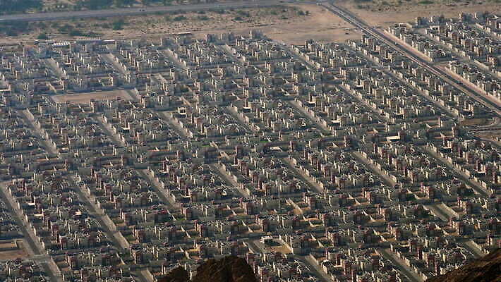도로 여행 자연 하늘 새로움 산 주택 안테나 풍경 사람없음 야외 태양 노란색 여행객 계곡 하이킹 사막 중앙 정상 지역 아라비아 동쪽 아랍에미리트 두바이 랜드마크 엑스포 수평선 4K MOV 해외동영상 클립영상 자연요소 길 컬러 컨셉 중동 통신 교통시설 레저 사람 건물 방향 생태계 동영상 파일형식