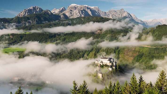 외관 계절 유럽 여행 건축양식 모션 자연 아침 산 파노라마 사람없음 야외 일출 탑 계곡 안개 성 중세 오스트리아 숲 신비 언덕 알프스 랜드마크 뿌연 옛날 잘츠부르크 4K 타임랩스 MP4 해외동영상 클립영상 주간 건축물 건축 나라 컨셉 날씨 촬영기법 노을 역사 생태계 동영상 파일형식