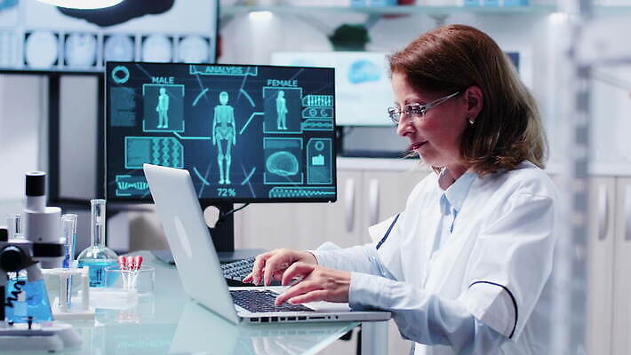 직업 여자 남자 산업 과학 건강 현미경 실험 사람 스터디 컴퓨터 약 스크린 장비 의사 코트 업무 작업 그룹 센터 실험실 연구원 과학자 분석 시설 생물학 튜브 공학 발견 조제 개발 돌봄 백신 유전 화학자 4K MOV 해외동영상 클립영상 교육 컨셉 의학 모션 실험기구 전자제품 학습 외투 의료진 만들기 동영상 학자 파일형식