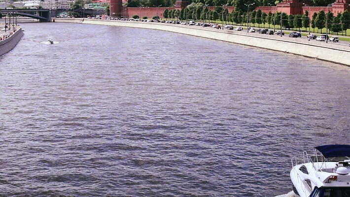 별 벽 여행 건축양식 아침 거리 풍경 사람없음 건물 강 도시풍경 성당 탑 얼음 궁전 도시 보트 역사 심볼 러시아 타운 랜드마크 러시아인 모스크바 수도권 크렘린궁전 패닝샷 MOV 해외동영상 클립영상 주간 자연요소 서양인 건축물 건축 유럽 고건축 배_교통 종교건축 촬영기법 지역 동영상 크렘린 파일형식