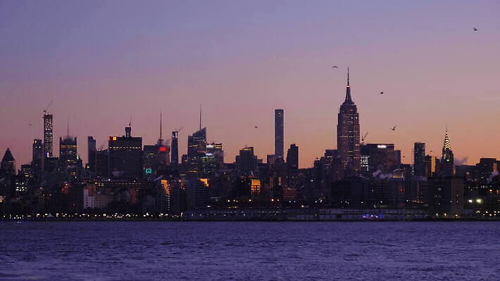건축양식 아침 사람없음 건물 강 도시풍경 일출 맑음 고층빌딩 미국 새벽 도시 도심 야간 뉴욕 스카이라인 맨해튼 빛망울 랜드마크 허드슨강 4K MOV 해외동영상 클립영상 주간 자연요소 건축물 건축 북아메리카 날씨 풍경 빌딩 빛 노을 동영상 파일형식