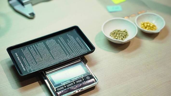 직업 산업 비즈니스 장신구 노동자 기술 사람없음 금융 경제 상점 금속 디지털 기계 장비 기구 공구 업무 작업실 황금 고급 제조 구매 은색 상품 몸무게 가격 보석 측정 눈금 만들기 딜러 가치 경영 계량 공예가 백금 MOV 해외동영상 클립영상 컬러 컨셉 모션 재질 쇼핑 도구 작업 광석 동영상 파일형식