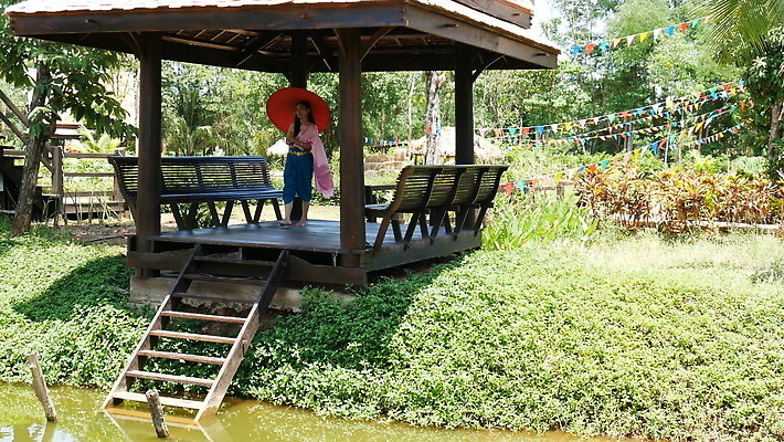 전통 응시 드레스 옷 종교 문화 얼굴 여행 포즈 우산 태국 주택 한명 미소 사람 동양인 장식 강 컬러풀 유행 걷기 공연 골동품 강가 검색 경례 환영 발견 우수 정교 스타일 존경 4K MOV 해외동영상 클립영상 1 시선 아시아 컬러 모션 표정 인종 이벤트 건물 신체부위 인사 절기 동영상 파일형식