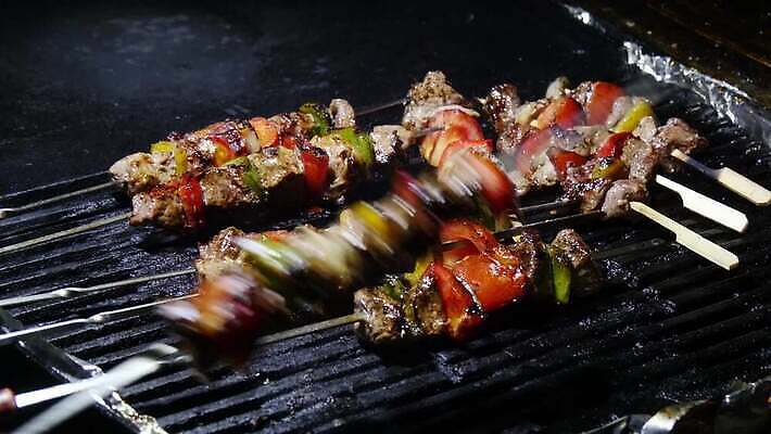 음식 불 양파 불꽃 육류 돼지고기 스테이크 요리 사람없음 야외 초록색 여름 소풍 파티 정원 식사 저녁식사 소고기 뜨거움 꼬치 그릴 바비큐 굽기 준비 날것 후추 숯 케밥 4K MP4 해외동영상 클립영상 자연요소 계절 컬러 채소 식재료 주방용품 서양음식 이벤트 야외활동 구이 향신료 동영상 파일형식