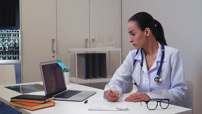 학생 여자 남자 유니폼 인터넷 통신 관계 남편 기술 건강 병원 대화 미소 사람 두명 노트북 컴퓨터 약 스크린 웹 듣기 환자 의사 토론 무선전화기 상담 바쁨 부름 온라인 동영상 인턴 4K MOV 해외동영상 클립영상 옷 비즈니스 의학 모션 표정 말하기 전자제품 의료진 전화기 파일형식