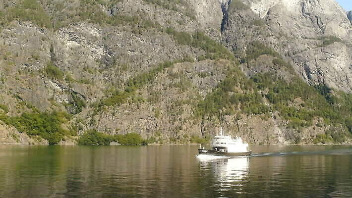 주간 나무 여행 자연 산 항해 노르웨이 사람없음 파란색 강 계곡 보트 숲 크루즈 언덕 북쪽 스칸디나비아 피오르 4K MOV 해외동영상 클립영상 자연요소 식물 유럽 컬러 배_교통 방향 생태계 지형 동영상 파일형식