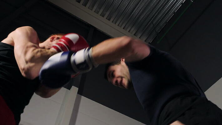 남자 무기 스포츠 로우앵글 장갑 모션 청소년 실내 건강 경기 두명 운동 힘 경쟁 헬스장 수비 상처 공격 집중 연습 체육관 싸움 근육질 대회 규율 킥복싱 4K MOV 해외동영상 클립영상 잡화 뷰포인트 컨셉 근육 사람 내부 헬스 권투 몸매 동영상 파일형식