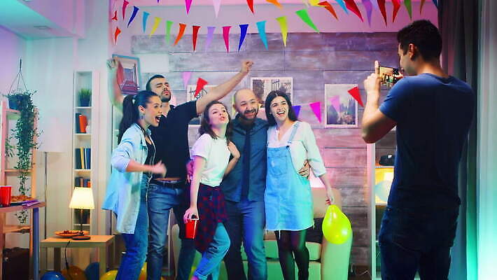 학생 라이프스타일 여자 남자 행복 안경 포즈 탁자 모바일 맥주 함께함 웃음 사람 친구 스마트폰 핸드폰 파티 우정 모임 축하 알코올 춤 화려 그룹 닫기 야간 샴페인 주말 4K MOV 해외동영상 클립영상 자연요소 잡화 감정 가구 컨셉 관계 모션 문화예술 주류 표정 이벤트 생활 전자제품 스마트기기 동영상 파일형식