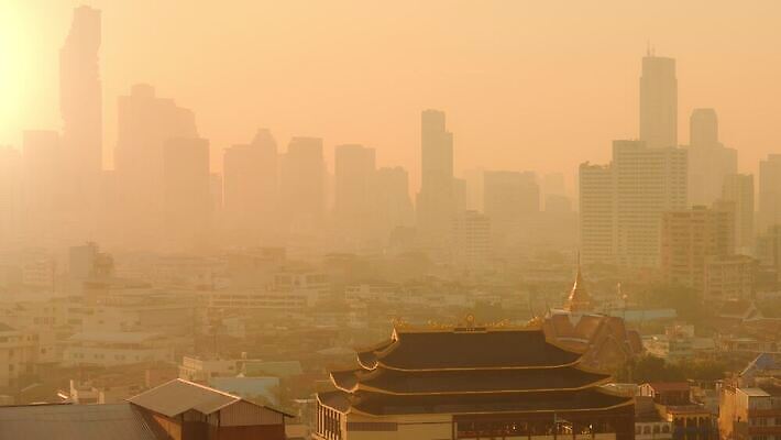아시아 여행 비즈니스 건축양식 태국 하늘 아침 날씨 아파트 파노라마 풍경 사람없음 건물 빛 강 도시풍경 사무실 태양 일출 탑 고층빌딩 새벽 도시 시간 보트 오염 도심 건축가 방콕 스카이라인 구시가지 랜드마크 수도권 차이나타운 패닝샷 해로움 4K MOV 해외동영상 클립영상 주간 자연요소 직업 건축물 건축 나라 컨셉 배_교통 주택 촬영기법 빌딩 관광지 노을 지역 동영상 파일형식