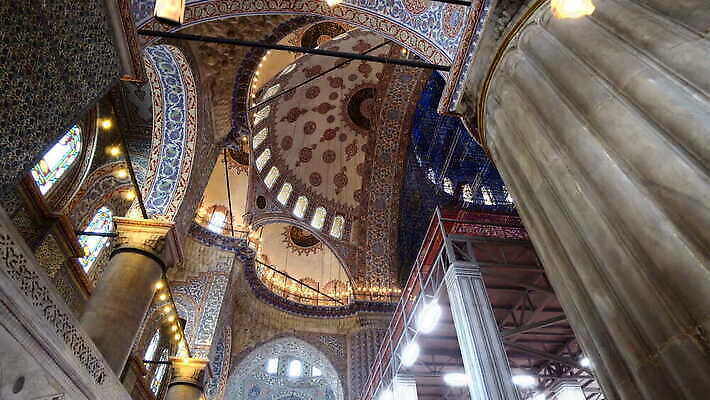 디자인 아시아 종교 상징 여행 백그라운드 건축양식 지붕 이스탄불 실내 미술 동양인 사람없음 내부 건물 장식 파란색 빛 컬러풀 기둥 사찰 역사 황금 중앙 이슬람교 모스크 샹들리에 모자이크 동쪽 칠면조 랜드마크 아랍어 옛날 4K MOV 튀르키예 해외동영상 클립영상 건축물 건축 나라 컬러 종교건축 조류 문화예술 조명 인종 방향 동영상 파일형식