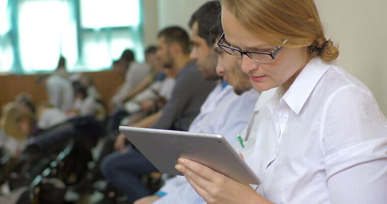 백인 1 학생 여자 교육 텍스트 손가락 실내 손바닥 미소 성인 신체부위 컴퓨터 터치패드 알약 흰색 메시지 씻기 편지 강당 일반 타입 패드 객석 단절 터치스크린 4K MOV 해외동영상 클립영상 서양인 손 컬러 표정 사람 내부 전자제품 약 청결 동영상 파일형식