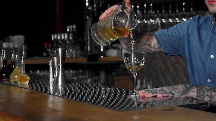 직업 라이프스타일 음료 유리 노동자 주류 실내 한명 파티 식당 얼음 희망 주스 카페 기쁨 알코올 칵테일 바 고명 액체 붓기 우아함 서비스 클럽 바텐더 테킬라 보드카 섞기 위스키 토닉 유흥 셰이커 맛있는 4K MOV 해외동영상 클립영상 자연요소 1 감정 컨셉 모션 재질 사람 이벤트 내부 생활 상점 동영상 파일형식