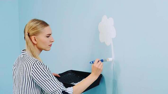 여자 꽃 벽 컬러 창문 아파트 주택 한명 내부 장식 인테리어 사무실 고층빌딩 페인트 방 공구 붓 업무 얼룩 그리기 수리 롤러 페인트붓 화가 DIY 업그레이드 4K MOV 해외동영상 슬로모션 클립영상 식물 직업 1 디자인 비즈니스 모션 촬영기법 사람 빌딩 취미 건물 도구 작업 동영상 파일형식