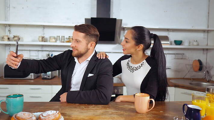 접시 커플 응시 여자 포즈 비즈니스 통신 포옹 아침 협력 주택 함께함 앉기 정장 두명 옆모습 컵 스마트폰 주방 검은색 흰색 신선 잡기 시간 업무 작업 비즈니스맨 비즈니스우먼 아침식사 셀프카메라 찬장 스마트 동료 꼬리 온라인 업데이트 정중 브레인스토밍 4K MOV 해외동영상 클립영상 주간 식기 시선 옷 남자 뷰포인트 컬러 가구 컨셉 관계 안기 모션 사람 건물 핸드폰 스마트기기 사진촬영 식사 직장인 동영상 파일형식