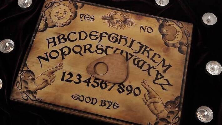 알파벳 통신 탁자 미래 말하기 사람없음 목재 검은색 어둠 할로윈 게임 죽음 영혼 재산 유령 신비 무서움 악마 편지 그림 마녀 공포 부름 마법 나쁜 미신 예언자 옛날 초능력 호러 MOV 해외동영상 클립영상 나무 영어 감정 컬러 가구 컨셉 재료 모션 놀이 금융 동영상 파일형식