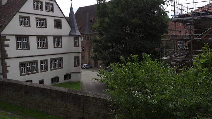 유럽 종교 도로 십자가 건축양식 엄마 독일 사람없음 건물 세계 갈색 교회 마을 정원 중세 역사 재산 땅 수도원 천연기념물 랜드마크 수녀원 안뜰 옛날 4K MOV 해외동영상 클립영상 건축물 건축 나라 길 컬러 가족 종교건축 교통시설 금융 동영상 파일형식