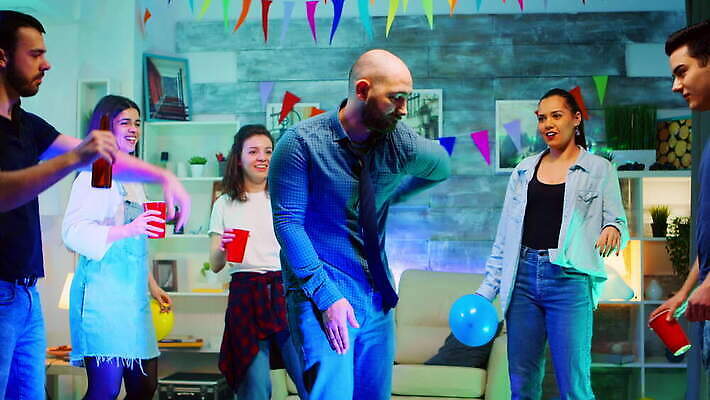 학생 여자 남자 음료 음악 거실 모션 탁자 휴가 아파트 주택 함께함 사람 성인 사람없음 컵 친구 파티 우정 기쁨 모임 축하 춤 그룹 닫기 야간 로봇 흥분 디스코 주말 유흥 사교적 4K MOV 해외동영상 클립영상 자연요소 식기 감정 가구 컨셉 관계 문화예술 이벤트 건물 동영상 파일형식