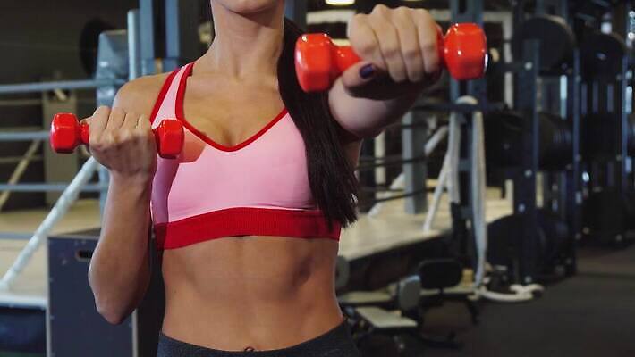 손 옷 여자 스포츠 분홍색 운동화 신체 다이어트 건강 한명 미소 정장 어둠 힘 아령 장비 에너지 도전 흰색 원형 홀 정상 보디빌딩 피부 연습 어깨 체육관 체조 에어로빅 포니테일 진행 복근 이두근 자극 4K MOV 해외동영상 클립영상 도형 1 헤어스타일 컬러 신발 근육 표정 사람 신체부위 운동 헬스 공간 춤 동영상 파일형식