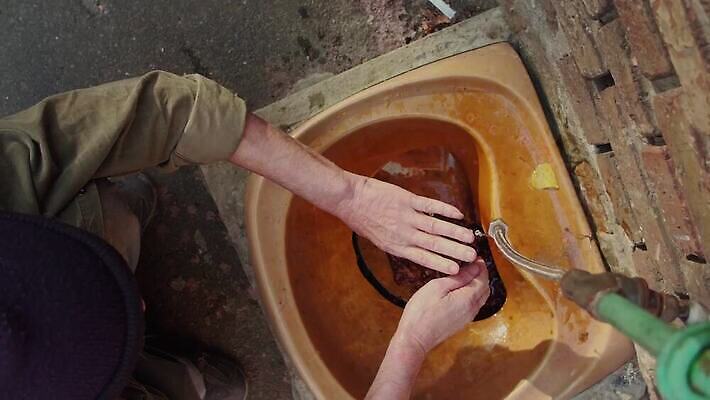 얼굴 거리 돌담 한명 사람 야외 물 청결 추위 코트 좌절 닫기 씻기 가난 청소 버리기 리빙 거지 구걸 노숙자 위생관리 헬프 4K MP4 해외동영상 클립영상 자연요소 1 감정 컨셉 모션 관리 신체부위 담장 외투 돌_바위 도움 위생 동영상 파일형식