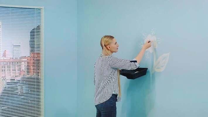 여자 꽃 벽 컬러 창문 아파트 주택 한명 내부 장식 인테리어 사무실 고층빌딩 페인트 방 공구 붓 업무 얼룩 그리기 수리 롤러 페인트붓 화가 DIY 업그레이드 4K MOV 해외동영상 슬로모션 클립영상 식물 직업 1 디자인 비즈니스 모션 촬영기법 사람 빌딩 취미 건물 도구 작업 동영상 파일형식