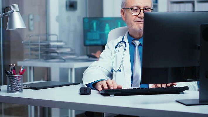 백인 직업 안경 상의 유니폼 인터넷 청진기 유리 실내 건강 병원 대화 사람 앉기 치료 노트북 컴퓨터 약 건강관리 간호사 의사 흰색 업무 실험실 질병 책상 직원 온라인 돌봄 4K MOV 해외동영상 클립영상 서양인 잡화 옷 컬러 가구 의학 의료기기 모션 재질 실험 관리 말하기 내부 전자제품 의료진 작업 동영상 파일형식