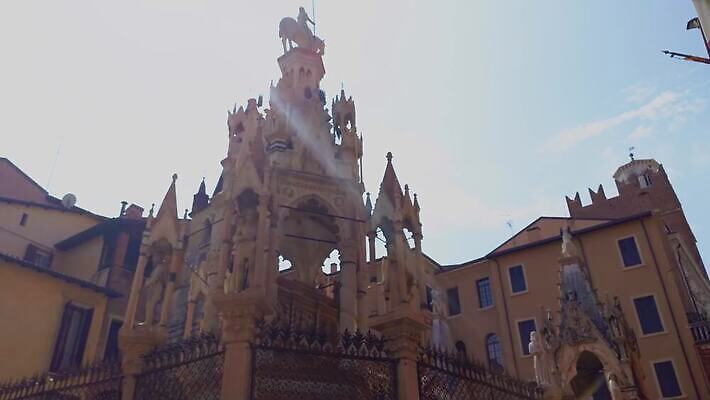 유럽 문화 지구 조각 여행 건축양식 주택 미술 사람없음 물 도시풍경 조각상 탑 이탈리아 바위 무덤 도시 중세 역사 저녁 땅 지중해 묘사 대리석 타운 천국 고딕 랜드마크 로마인 베로나 옛날 4K MP4 해외동영상 클립영상 자연요소 건축물 건축 나라 바다 재료 문화예술 인종 풍경 건물 조형물 돌_바위 야간 동영상 파일형식