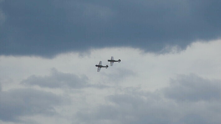 구름 하늘 비행기 안테나 사람없음 파란색 세계 힘 수확 골동품 역사 작음 파일럿 공군 항공 복고 군용 프로펠러 전쟁 쇼 해군 제트기 에어쇼 대패 옛날 착륙 폭격기 MOV 해외동영상 클립영상 자연요소 직업 무기 컬러 농업 통신 항공교통 대중교통 군대 크기 동영상 파일형식