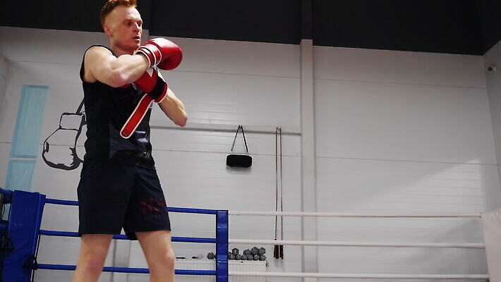 백인 직업 라이프스타일 스포츠 장갑 컨셉 신체 모션 운동선수 실내 건강 사람 성인 두명 운동 힘 경쟁 기차 터치 반지 계획 집중 연습 클럽 준비 체육관 싸움 근육질 대회 MOV 해외동영상 클립영상 서양인 잡화 육상교통 장신구 근육 대중교통 내부 생활 몸매 동영상 파일형식