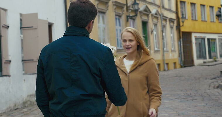 백인 커플 여자 남자 꽃 행복 꽃다발 2 데이트 거리 주택 선물 미소 사람 성인 야외 건물 초록색 산책 만남 흰색 도시 쌍 날짜 보행자 다발 주기 데이지 약속 타운 내추럴 에스토니아 옛날 4K MOV 해외동영상 클립영상 서양인 식물 건축물 감정 유럽 컬러 컨셉 관계 모션 휴식 표정 동영상 파일형식