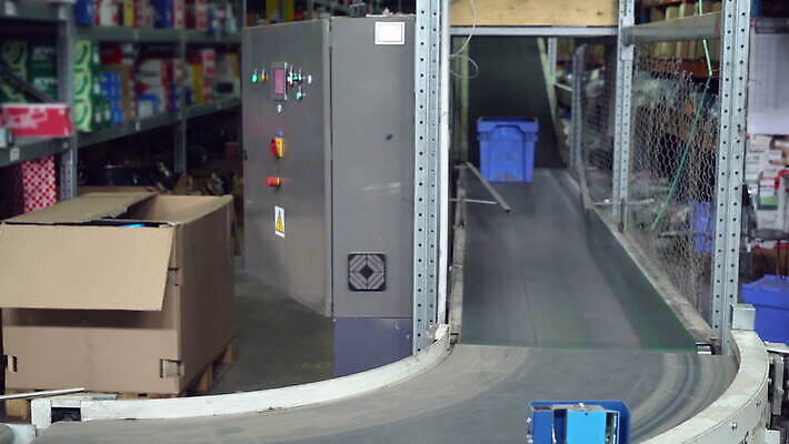 산업 선 포장 공장 모션 실내 사람없음 파란색 상자 기계 장비 화물 작업 제조 상품 플라스틱 종업원 창고 바쁨 수납 짐싸기 판지 방법 분배 자동 자동화 컨베어밸트 4K MOV 해외동영상 클립영상 직업 컬러 공업 재질 내부 운송업 동영상 파일형식