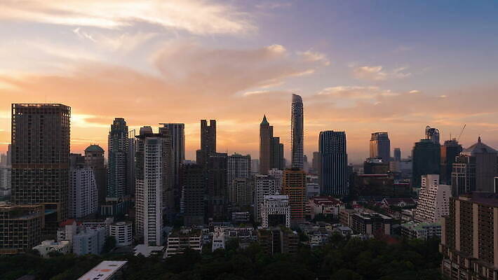 아시아 여행 비즈니스 건축양식 태국 하늘 아파트 풍경 사람없음 건물 금융 파란색 빛 도시풍경 사무실 일출 탑 고층빌딩 황혼 일몰 새벽 도시 오염 재산 도심 야간 영화 방콕 장면 콘도 지역 타운 스카이라인 랜드마크 수도권 인구 4K HD 타임랩스 MOV 해외동영상 클립영상 자연요소 건축물 건축 나라 컬러 숙소 문화예술 주택 촬영기법 빌딩 경제 노을 동영상 파일형식