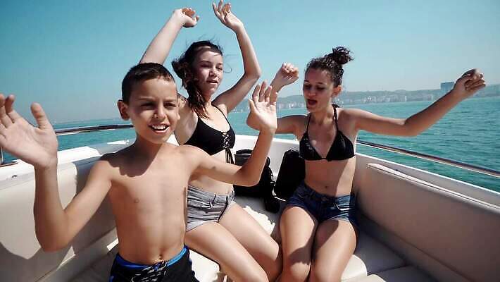 라이프스타일 여자 행복 어린이 바다 컬러 여행 요트 교통시설 휴가 항해 사람 사람없음 물 여름 친구 파티 여행객 봄 우정 춤 보트 고급 크루즈 셀프카메라 디스코 다인종 다민족 멀티 섞기 4K MP4 해외동영상 클립영상 레이스천 자연요소 계절 감정 음악 교통 컨셉 배_교통 관계 문화예술 인종 이벤트 생활 사진촬영 직물 시설 동영상 파일형식