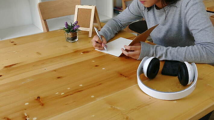 학생 라이프스타일 여자 교육 꽃 행복 학교 태국 한명 사람 동양인 성인 10대 책 스터디 연필 쪽지 헤드폰 공책 중국 냄비 대학교 인공 코르크보드 4K MOV 해외동영상 클립영상 식물 1 감정 아시아 음향기기 청소년 문구용품 학용품 알림판 인종 생활 학습 필기구 솥 동영상 파일형식