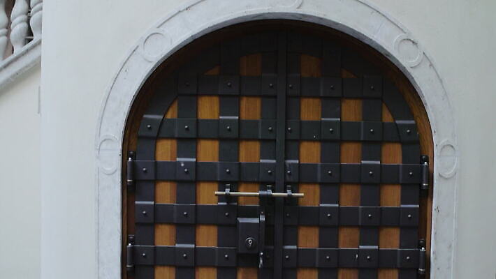 유럽 로우앵글 여행 건축양식 창문 하늘 주택 독일 사람없음 야외 건물 관광지 햇빛 문 맑음 발코니 가을 도시 역사 묘사 구시가지 구식 랜드마크 명승지 복원 프랑크푸르트 4K 틸트업 MOV 해외동영상 클립영상 건축물 계절 건축 나라 뷰포인트 날씨 촬영기법 풍경 태양 동영상 파일형식