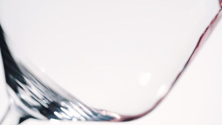 스튜디오촬영 음료 백그라운드 컨셉 와인잔 유리 실내 사람없음 컵 반사 와인 흰색 알코올 투명 액체 크리스탈 레드와인 갸우뚱 락다운 MOV 해외동영상 슬로모션 클립영상 식기 컬러 술잔 모션 재질 주류 촬영기법 내부 광석 동영상 파일형식