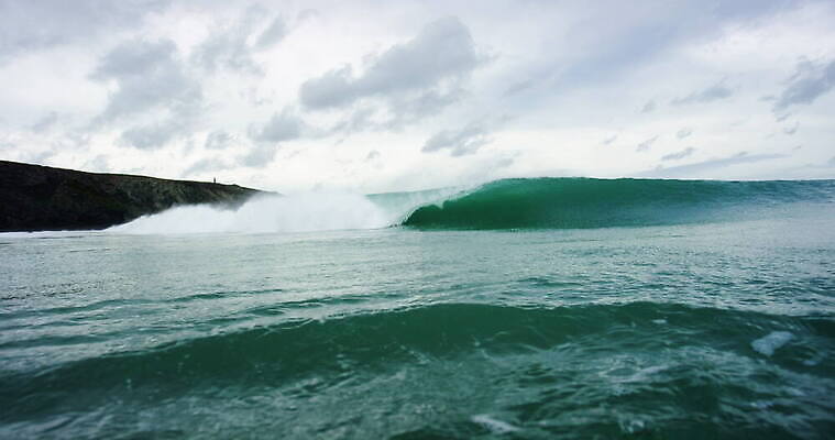 파도 자연 하늘 잉글랜드 사람없음 야외 물 파란색 흰색 물방울 액체 분무기 콘월 4K MOV 해외동영상 클립영상 자연요소 바다 컬러 영국 생태계 동영상 파일형식