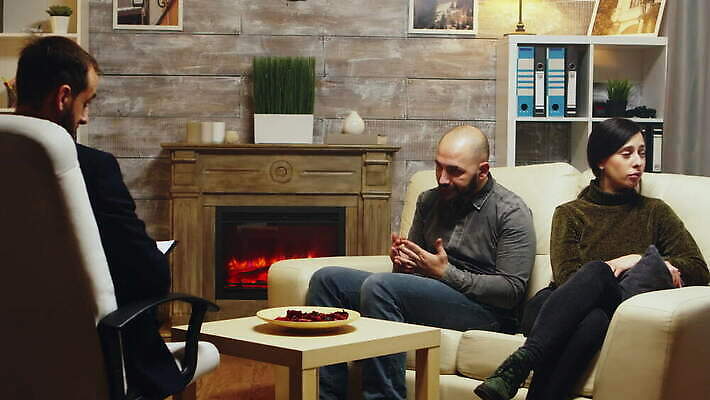 백인 직업 커플 여자 남자 지도 가족 관계 결혼식 남편 스트레스 대화 사람 앉기 성인 소파 사무실 외침 모임 분노 아내 충돌 상담 싸움 문제 곤란 정신과의사 치료사 헬프 심리치료 4K MOV 해외동영상 클립영상 서양인 감정 결혼 의자 비즈니스 모션 말하기 치료 소리 의사 도움 동영상 심리 파일형식