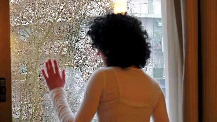 백인 1 손 응시 여자 얼굴 컨셉 생각 창문 유리 호텔 사람 성인 반사 슬픔 화려 좌절 고독 우울감 우울증 4K HD MP4 해외동영상 클립영상 서양인 시선 감정 재질 숙소 신체부위 질병 동영상 파일형식