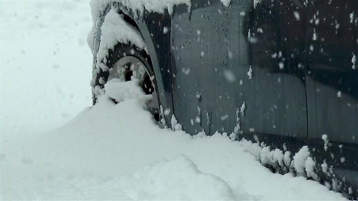 계절 공원 조각 겨울 자동차 자연 날씨 거리 사람없음 야외 냉동 얼음 추위 덮개 흰색 주차 폭풍 눈보라 축적 심각 엘리먼트 폭설 MOV 해외동영상 클립영상 자연요소 공공시설 육상교통 컬러 컨셉 눈_날씨 뚜껑 자연재해 생태계 동영상 파일형식
