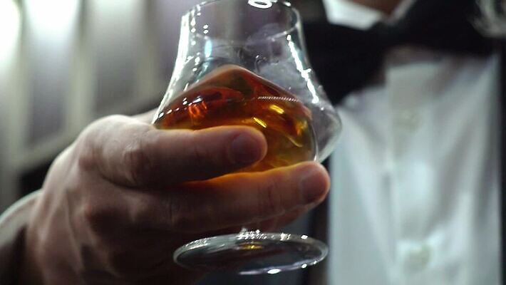 백인 기념일 음료 결혼 유리 나비넥타이 실내 정장 이벤트 빨간색 파티 식당 와인 검은색 어둠 힘 재킷 축하 알코올 칵테일 바 생일 클래식 브랜디 위스키 코냑 MOV 해외동영상 슬로모션 클립영상 서양인 옷 컬러 컨셉 재질 넥타이 주류 촬영기법 내부 상점 외투 동영상 파일형식