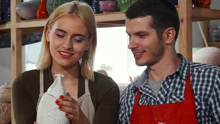 직업 전통 커플 행복 문화 조각 지도 데이트 사업가 모바일 휴식 창조 미술 취미 두명 스마트폰 학습 교사 업무 도움 도자기 가르침 작업실 제조 공예 예술가 점토 수공예 도예가 조각가 핸드메이드 헬프 4K MOV 해외동영상 클립영상 교육 감정 컨셉 관계 문화예술 사람 핸드폰 스마트기기 작업 동영상 파일형식