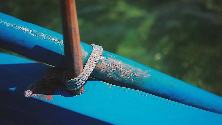 손 밧줄 바다 여행 백그라운드 요트 바람 휴가 항해 사람 사람없음 물 파란색 항구 검은색 장비 수확 바 보트 크루즈 갑판 정박 묘사 활 함선 매듭 선원 포트 닻 네비게이션 돛대 레가타 뱃놀이 4K MP4 해외동영상 클립영상 자연요소 줄 컬러 농업 배_교통 교통시설 날씨 신체부위 전통놀이 동영상 파일형식
