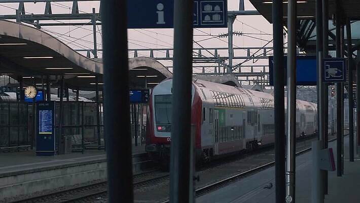 공공시설 유럽 교통수단 여행 사람없음 어둠 기차 표현 도시 역 저녁 도착 입장 출장 출발 시티라이프 일반 단상 룩셈부르크 선로 HD MOV 해외동영상 클립영상 라이프스타일 나라 육상교통 교통 컨셉 비즈니스 교통시설 대중교통 야간 시설 동영상 서유럽 파일형식