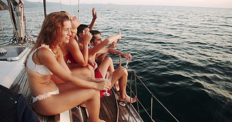 백인 라이프스타일 여자 남자 수영복 물결 음료 여행 요트 관계 청소년 휴가 함께함 항해 앉기 동양인 손짓 여러명 20대 야외 10대 물 운동복 비키니 뷰티 와인 우정 마시기 잡기 보트 재산 고급 샴페인 지중해 스파클링와인 성인남자만 성인여자만 4K MOV 해외동영상 클립영상 자연요소 서양인 옷 바다 다수 컨셉 배_교통 모션 주류 사람 인종 청년 생활 금융 친구 동영상 탄산 남자만 여자만 성인만 파일형식