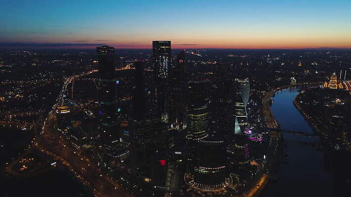 비즈니스 하늘 아침 아파트 안테나 파노라마 사람없음 건물 여름 금융 강 도시풍경 사무실 일출 탑 고층빌딩 황혼 일몰 새벽 도시 센터 도심 야간 저녁 러시아 스카이라인 빛망울 드론 모스크바 4K 설정숏 MOV 해외동영상 클립영상 주간 자연요소 건축물 계절 유럽 통신 주택 촬영기법 풍경 빌딩 경제 빛 노을 동영상 파일형식